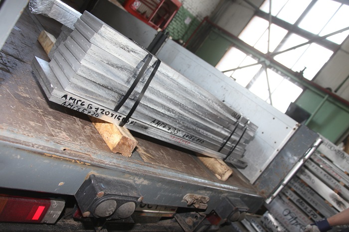Погрузка алюминиевых плит АМГ6. Качественный металл и заготовки.